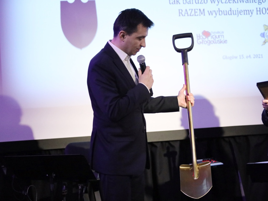 Wolontariusze nagrodzeni żonkilami, prezydent ze złotą łopatą