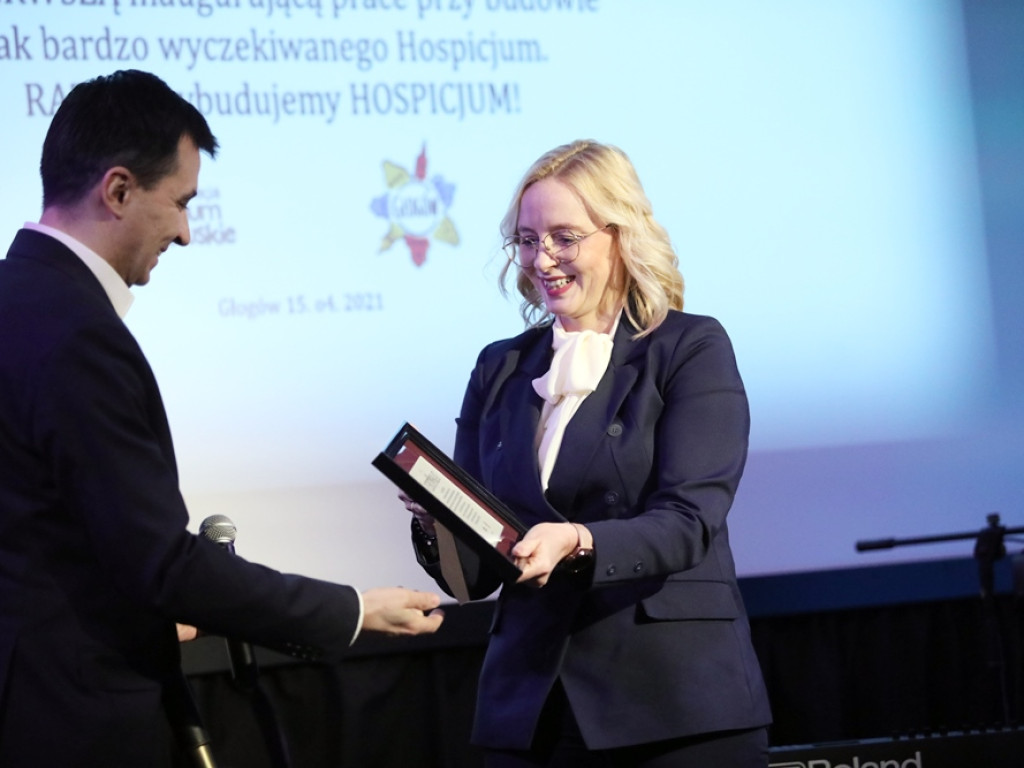 Wolontariusze nagrodzeni żonkilami, prezydent ze złotą łopatą