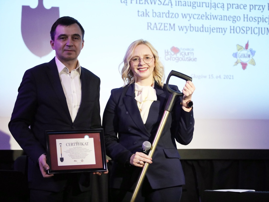Wolontariusze nagrodzeni żonkilami, prezydent ze złotą łopatą