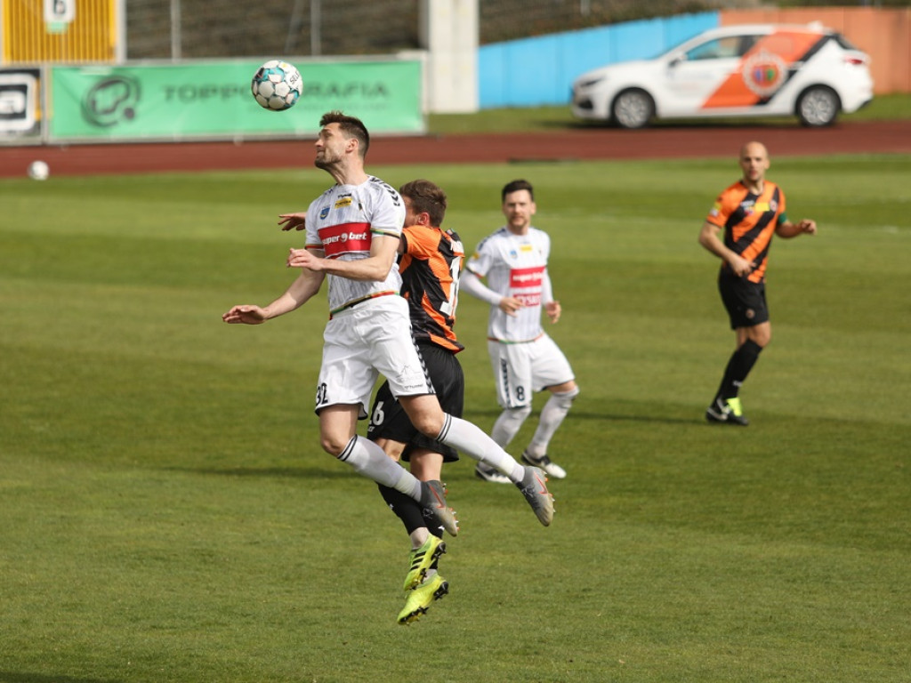Trzy czerwone kartki! Chrobry skromnie pokonał GKS Tychy