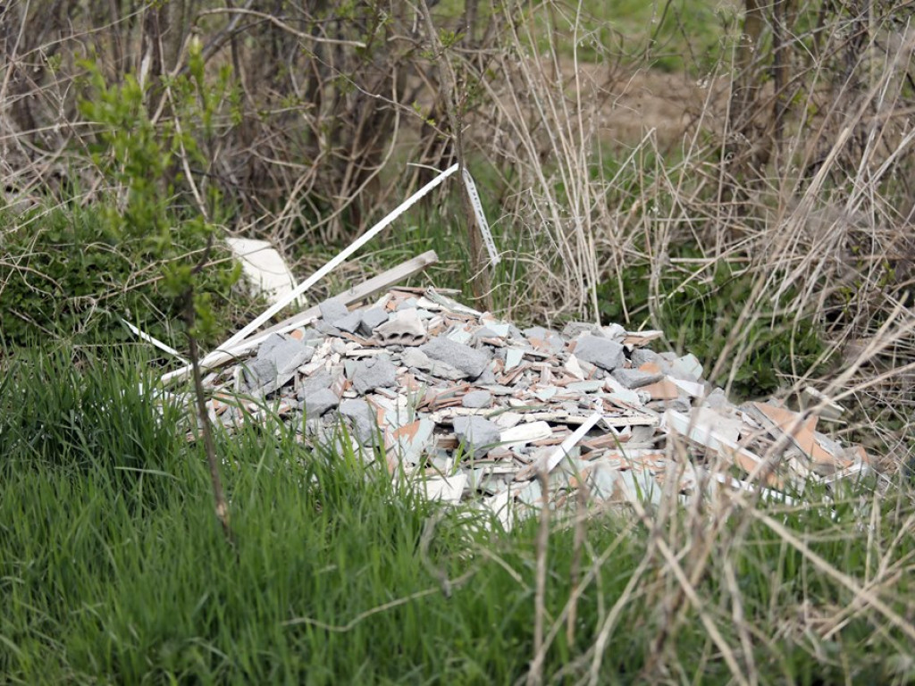 Miasto wyremontuje drogę, ale też posprząta to dzikie wysypisko śmieci