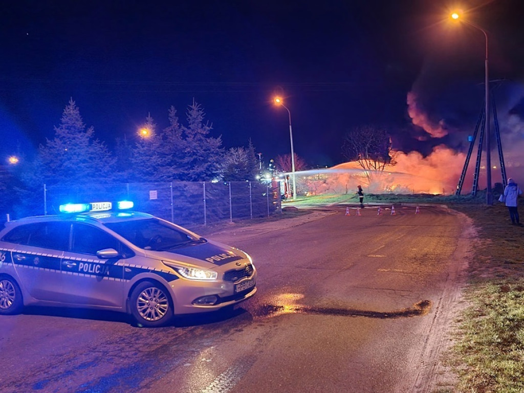 PILNE! Setki nielegalnie składowanych opon przy ul. Transportowej w ogniu