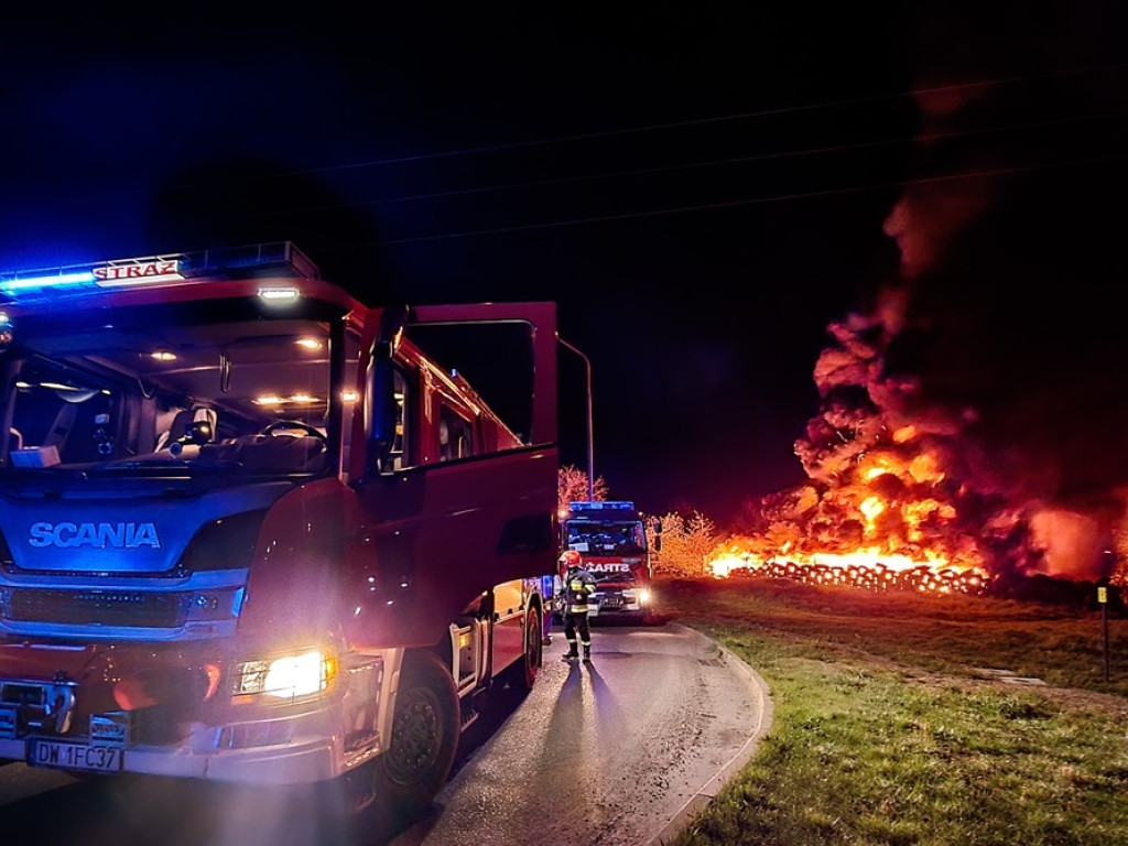 PILNE! Setki nielegalnie składowanych opon przy ul. Transportowej w ogniu