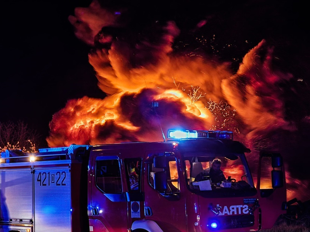 PILNE! Setki nielegalnie składowanych opon przy ul. Transportowej w ogniu