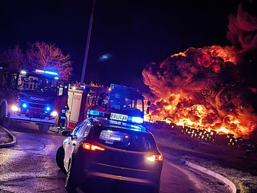 PILNE! Setki nielegalnie składowanych opon przy ul. Transportowej w ogniu