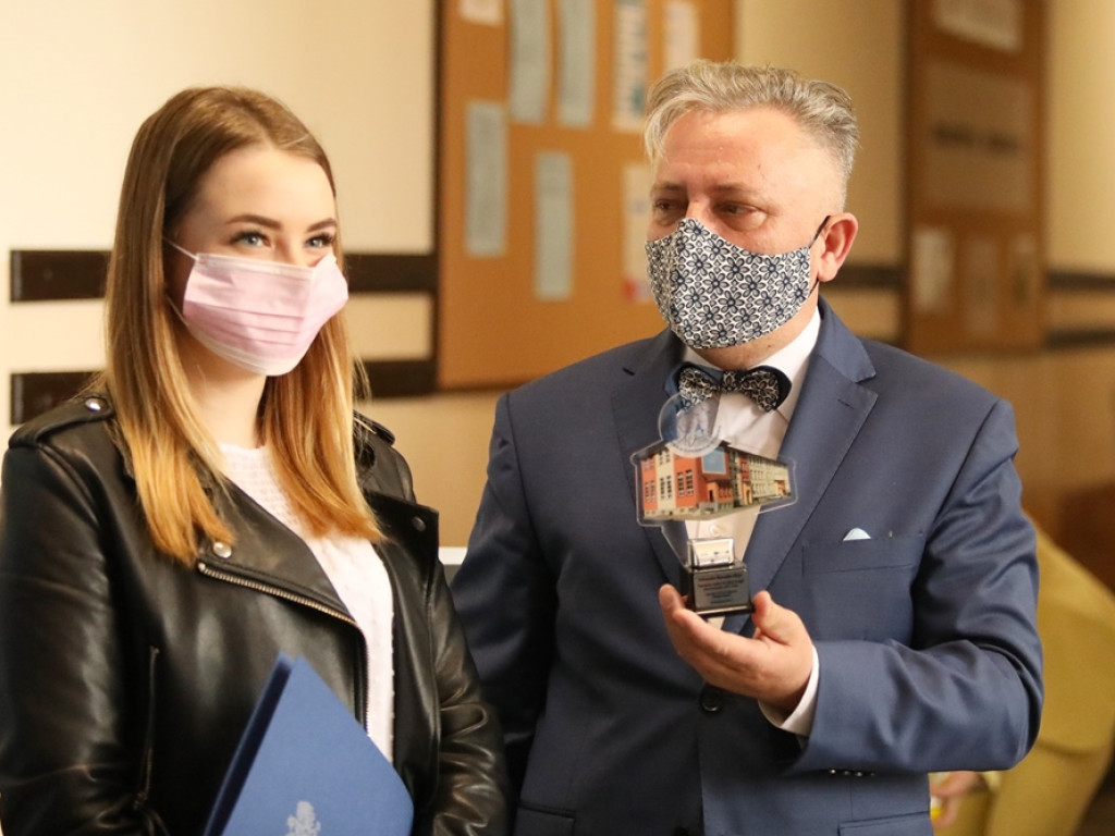 Świadectwa odebrane, czas na maturę! Najlepsi absolwenci zostali wyróżnieni