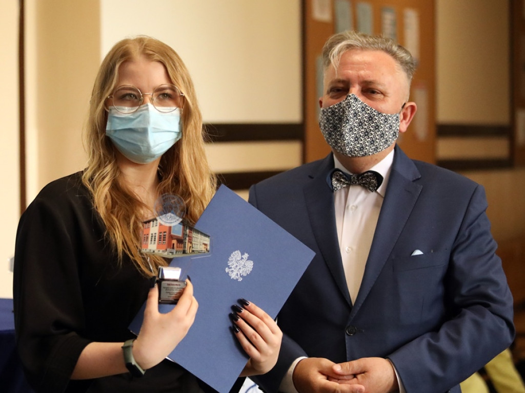 Świadectwa odebrane, czas na maturę! Najlepsi absolwenci zostali wyróżnieni
