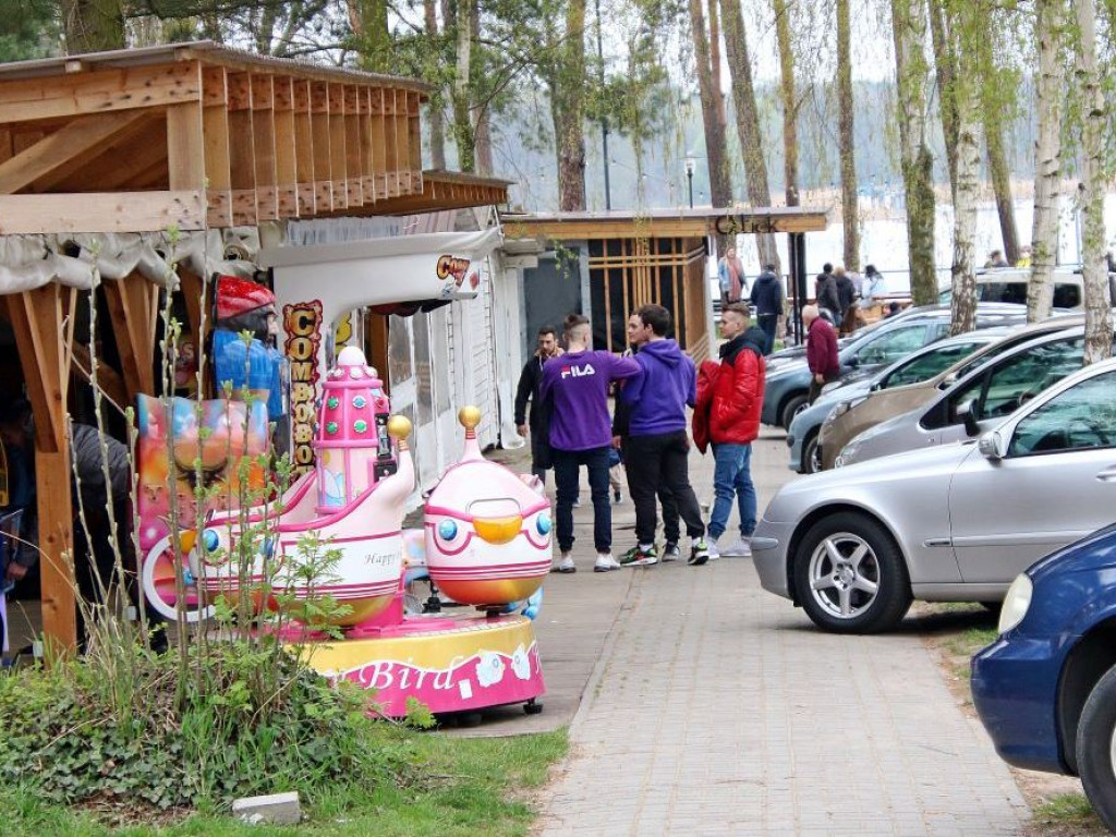 Jachty na jeziorze, wiele atrakcji dla dzieci i jedzenie na wynos