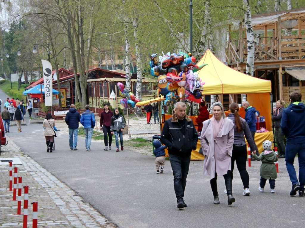 Jachty na jeziorze, wiele atrakcji dla dzieci i jedzenie na wynos