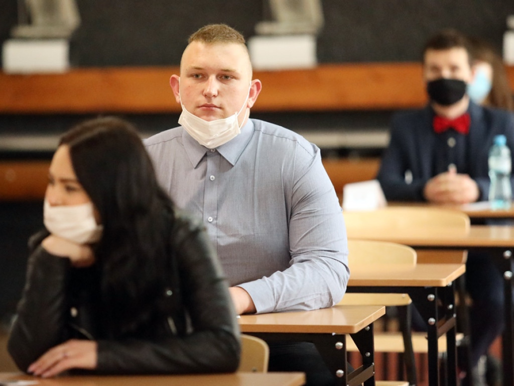 Do matury przygotowywali się w domach. Rozpoczął się pierwszy egzamin, ten z języka polskiego