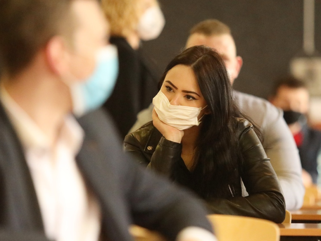 Do matury przygotowywali się w domach. Rozpoczął się pierwszy egzamin, ten z języka polskiego