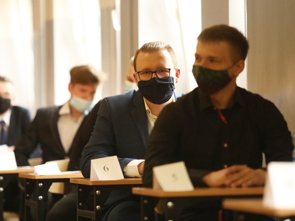 Do matury przygotowywali się w domach. Rozpoczął się pierwszy egzamin, ten z języka polskiego