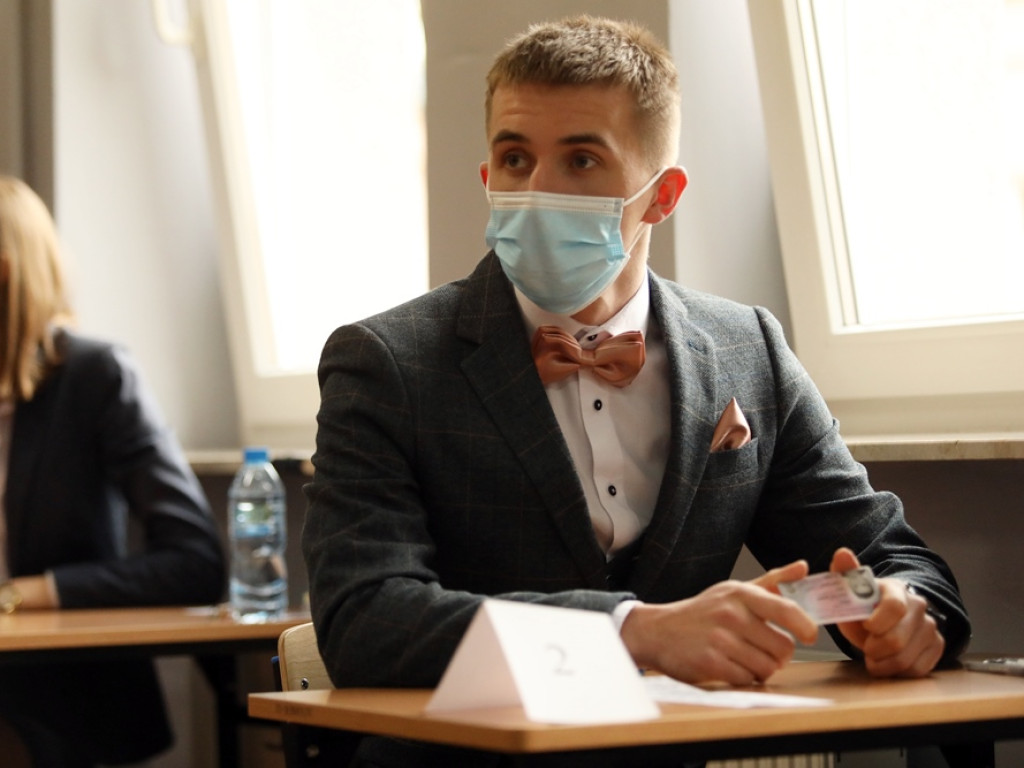 Do matury przygotowywali się w domach. Rozpoczął się pierwszy egzamin, ten z języka polskiego
