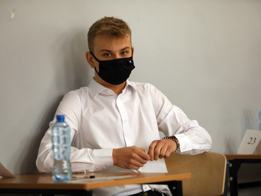 Do matury przygotowywali się w domach. Rozpoczął się pierwszy egzamin, ten z języka polskiego