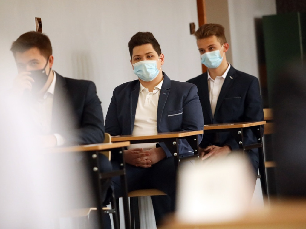Do matury przygotowywali się w domach. Rozpoczął się pierwszy egzamin, ten z języka polskiego