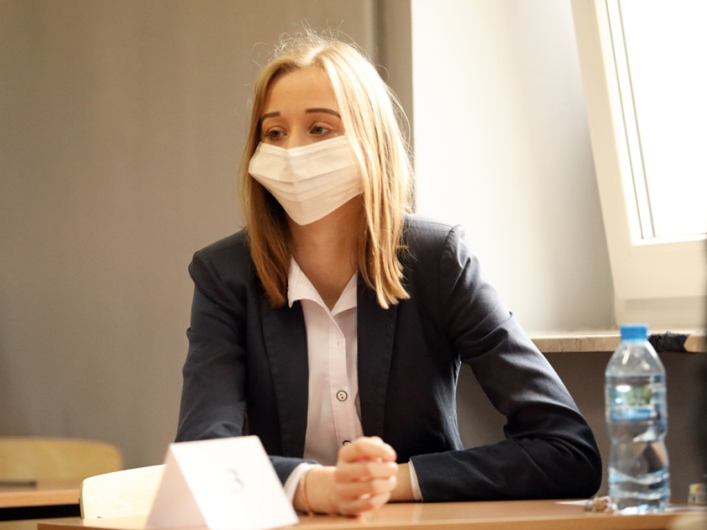 Do matury przygotowywali się w domach. Rozpoczął się pierwszy egzamin, ten z języka polskiego