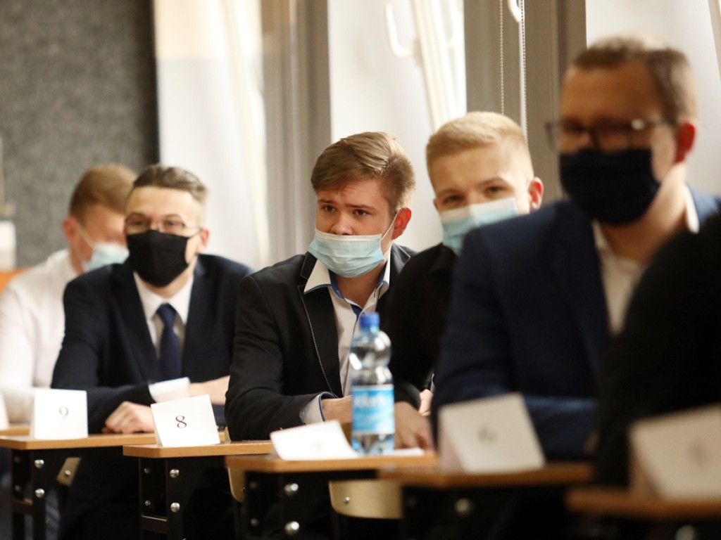 Do matury przygotowywali się w domach. Rozpoczął się pierwszy egzamin, ten z języka polskiego