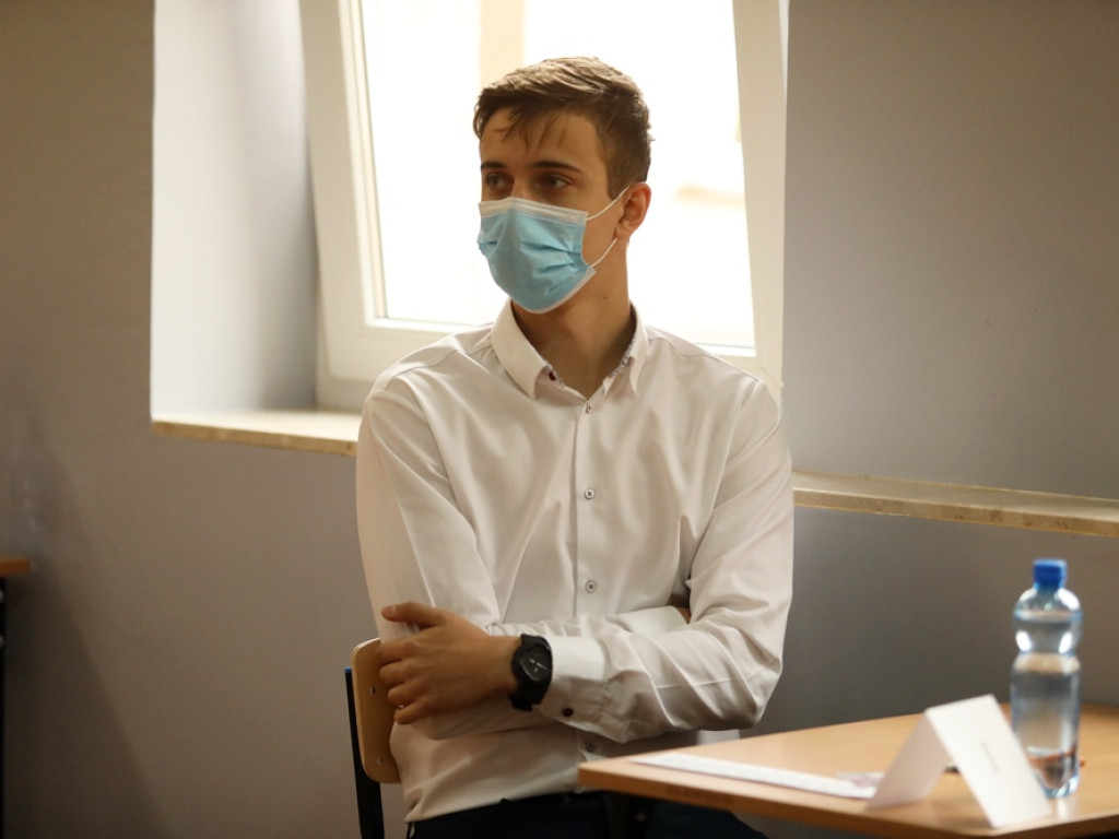 Do matury przygotowywali się w domach. Rozpoczął się pierwszy egzamin, ten z języka polskiego