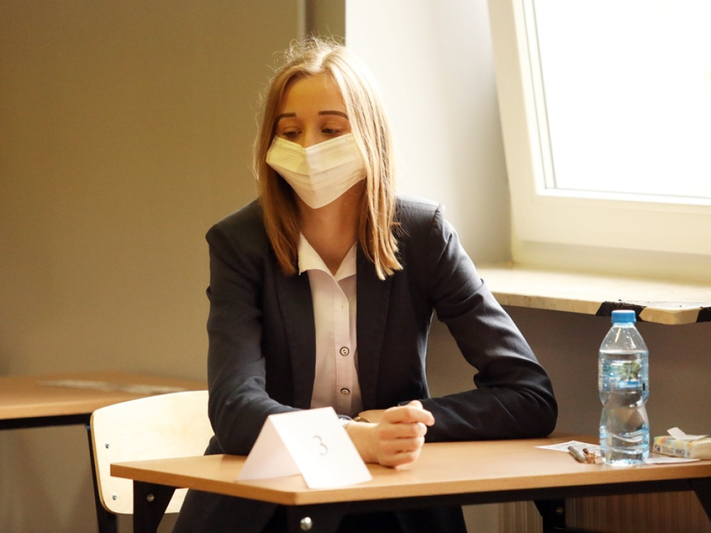 Do matury przygotowywali się w domach. Rozpoczął się pierwszy egzamin, ten z języka polskiego