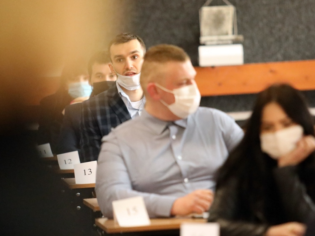 Do matury przygotowywali się w domach. Rozpoczął się pierwszy egzamin, ten z języka polskiego