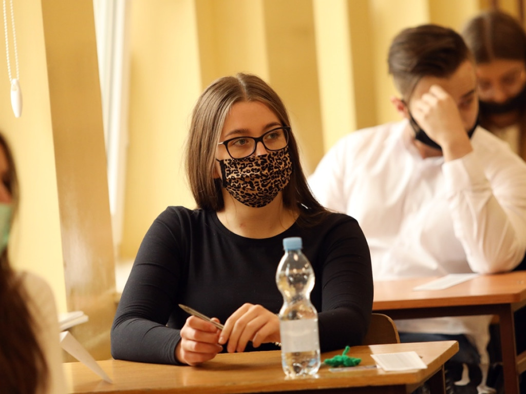 Do matury przygotowywali się w domach. Rozpoczął się pierwszy egzamin, ten z języka polskiego