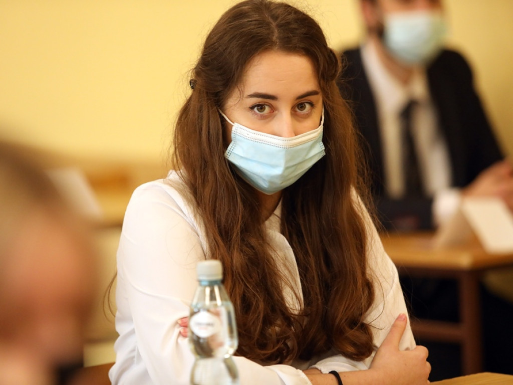 Do matury przygotowywali się w domach. Rozpoczął się pierwszy egzamin, ten z języka polskiego