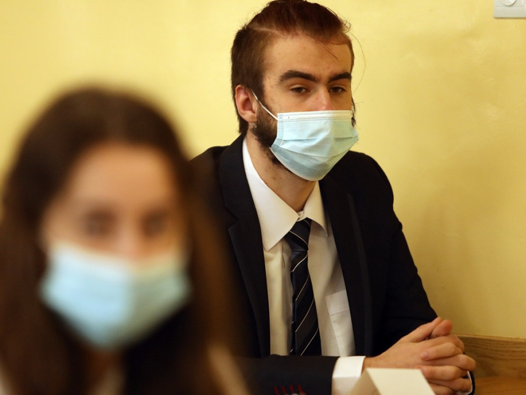 Do matury przygotowywali się w domach. Rozpoczął się pierwszy egzamin, ten z języka polskiego