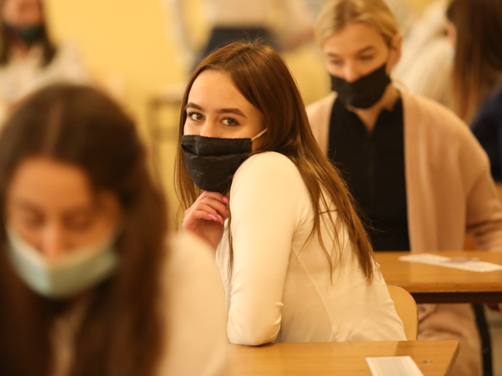 Do matury przygotowywali się w domach. Rozpoczął się pierwszy egzamin, ten z języka polskiego