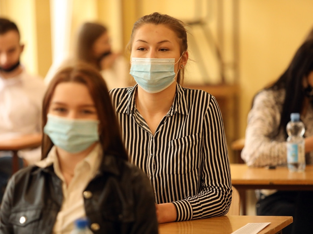 Do matury przygotowywali się w domach. Rozpoczął się pierwszy egzamin, ten z języka polskiego