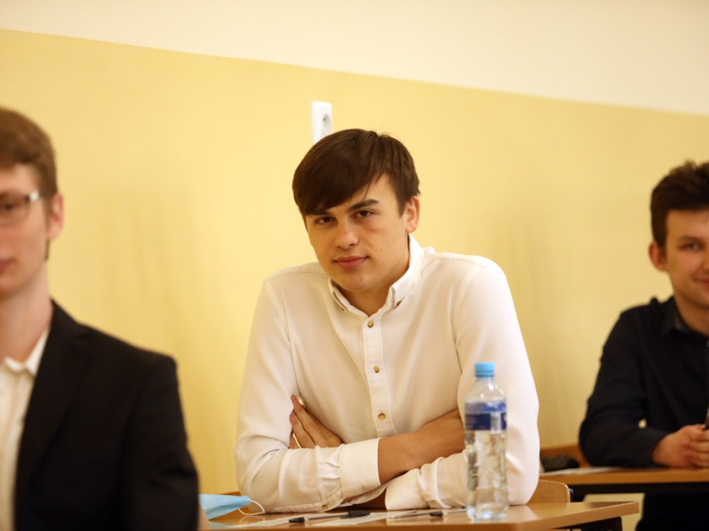 Do matury przygotowywali się w domach. Rozpoczął się pierwszy egzamin, ten z języka polskiego