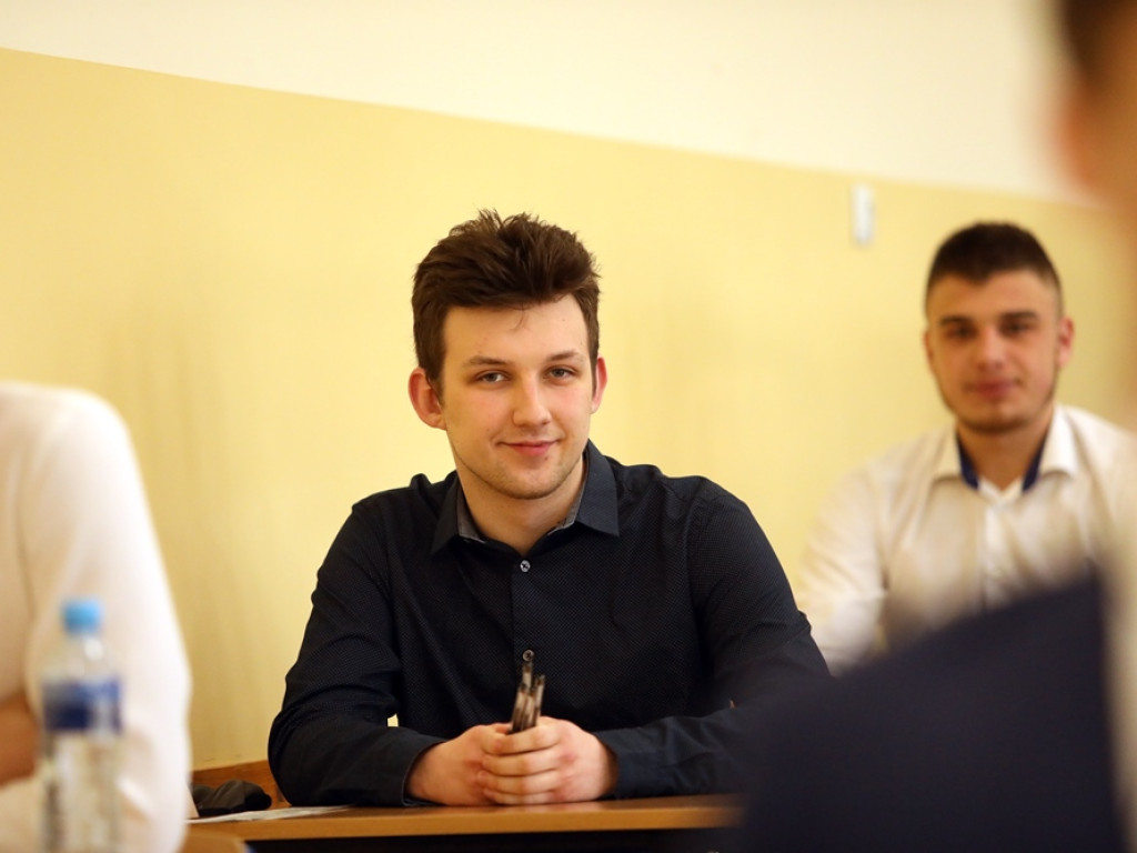 Do matury przygotowywali się w domach. Rozpoczął się pierwszy egzamin, ten z języka polskiego
