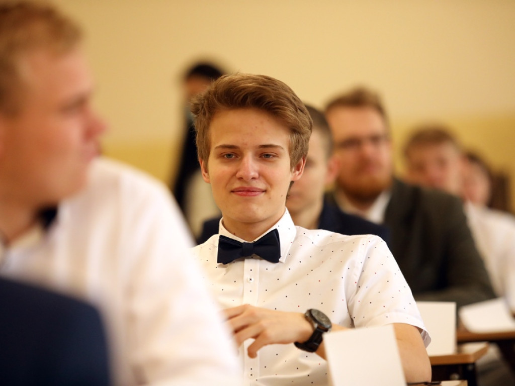 Do matury przygotowywali się w domach. Rozpoczął się pierwszy egzamin, ten z języka polskiego
