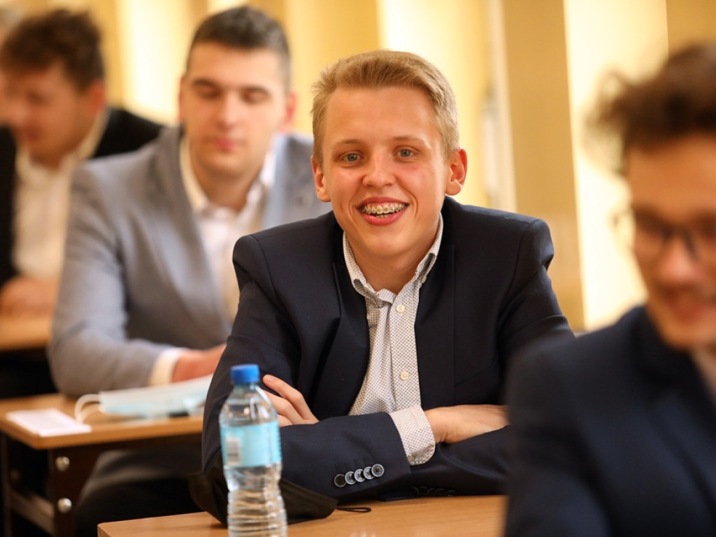 Do matury przygotowywali się w domach. Rozpoczął się pierwszy egzamin, ten z języka polskiego