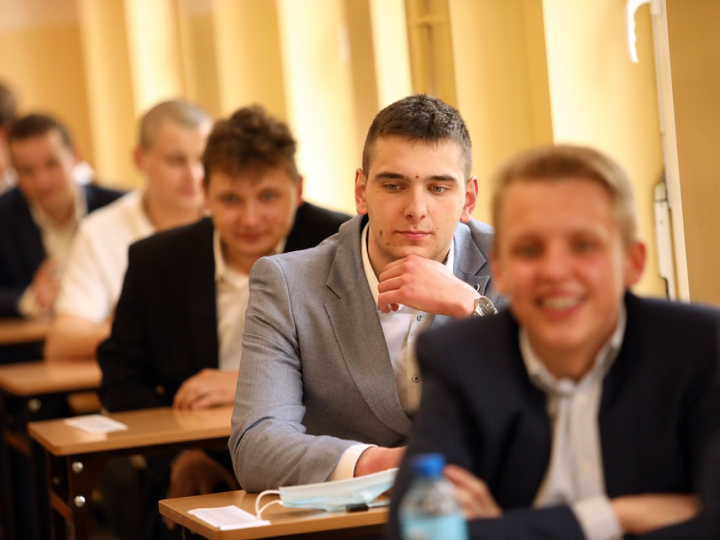 Do matury przygotowywali się w domach. Rozpoczął się pierwszy egzamin, ten z języka polskiego