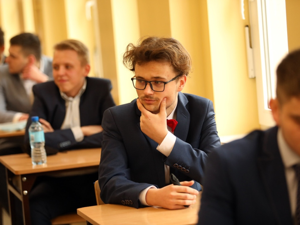 Do matury przygotowywali się w domach. Rozpoczął się pierwszy egzamin, ten z języka polskiego