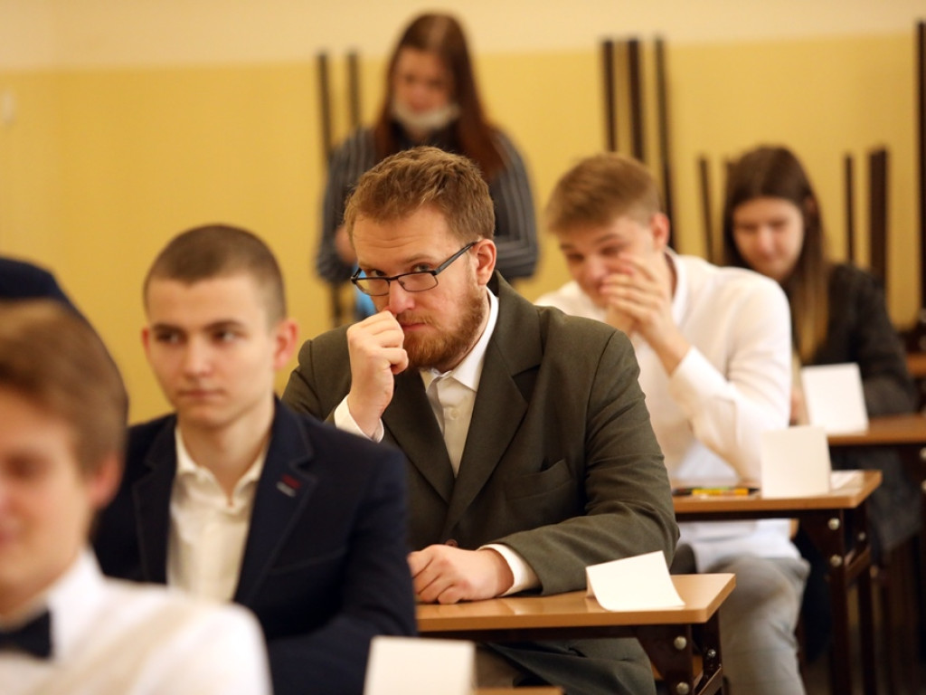 Do matury przygotowywali się w domach. Rozpoczął się pierwszy egzamin, ten z języka polskiego