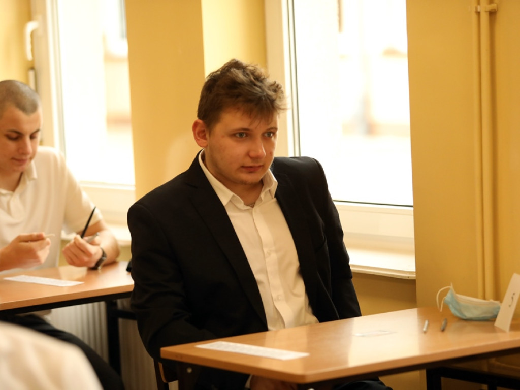 Do matury przygotowywali się w domach. Rozpoczął się pierwszy egzamin, ten z języka polskiego
