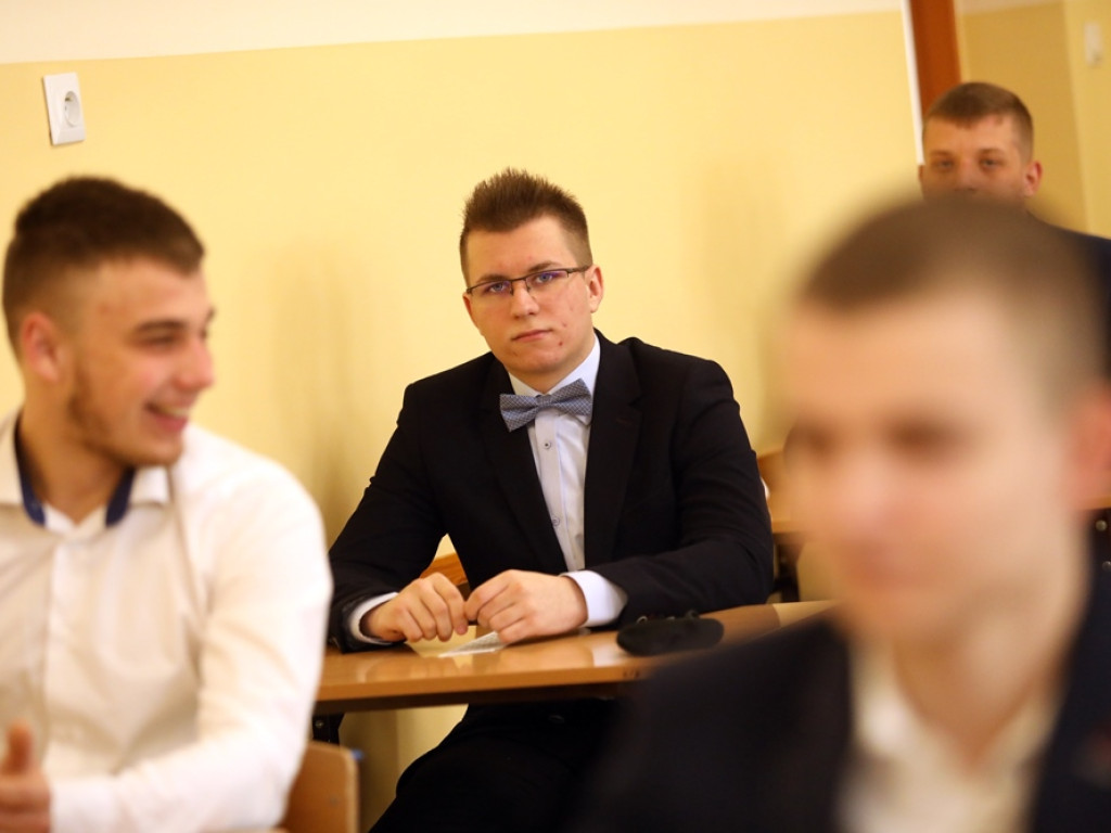 Do matury przygotowywali się w domach. Rozpoczął się pierwszy egzamin, ten z języka polskiego