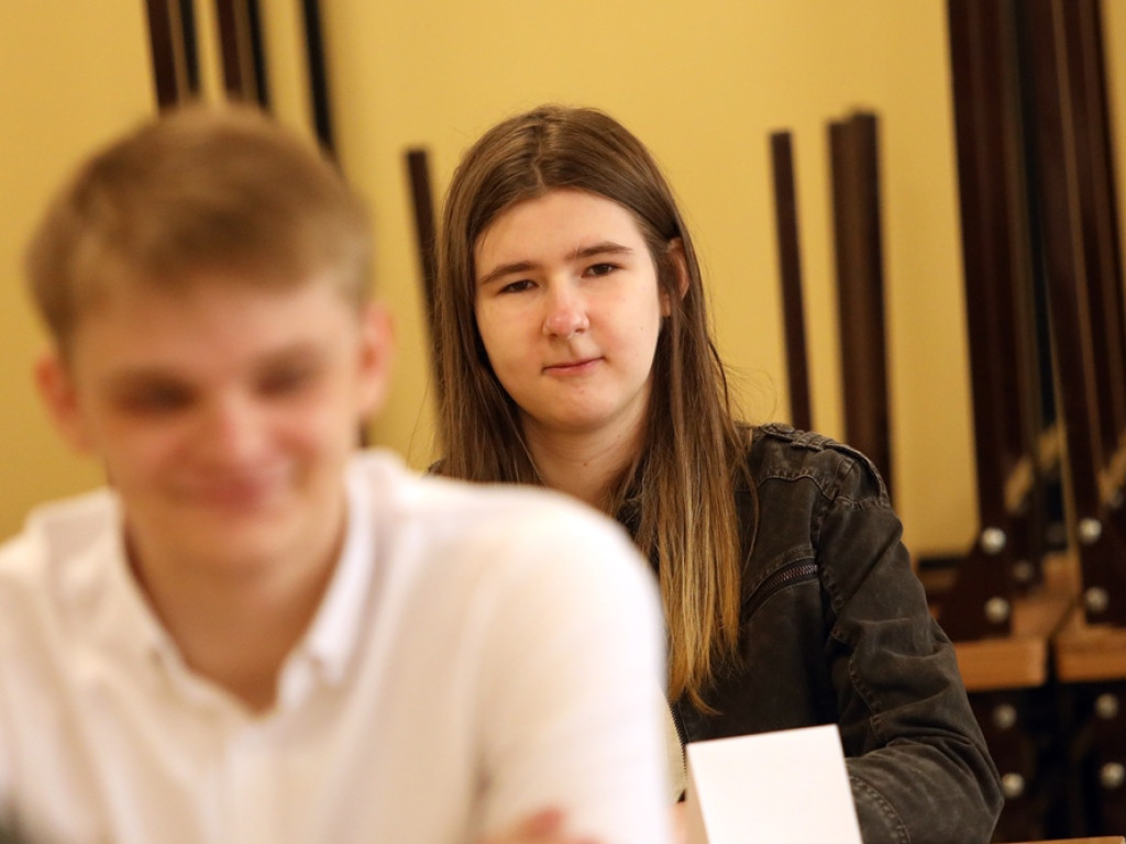 Do matury przygotowywali się w domach. Rozpoczął się pierwszy egzamin, ten z języka polskiego