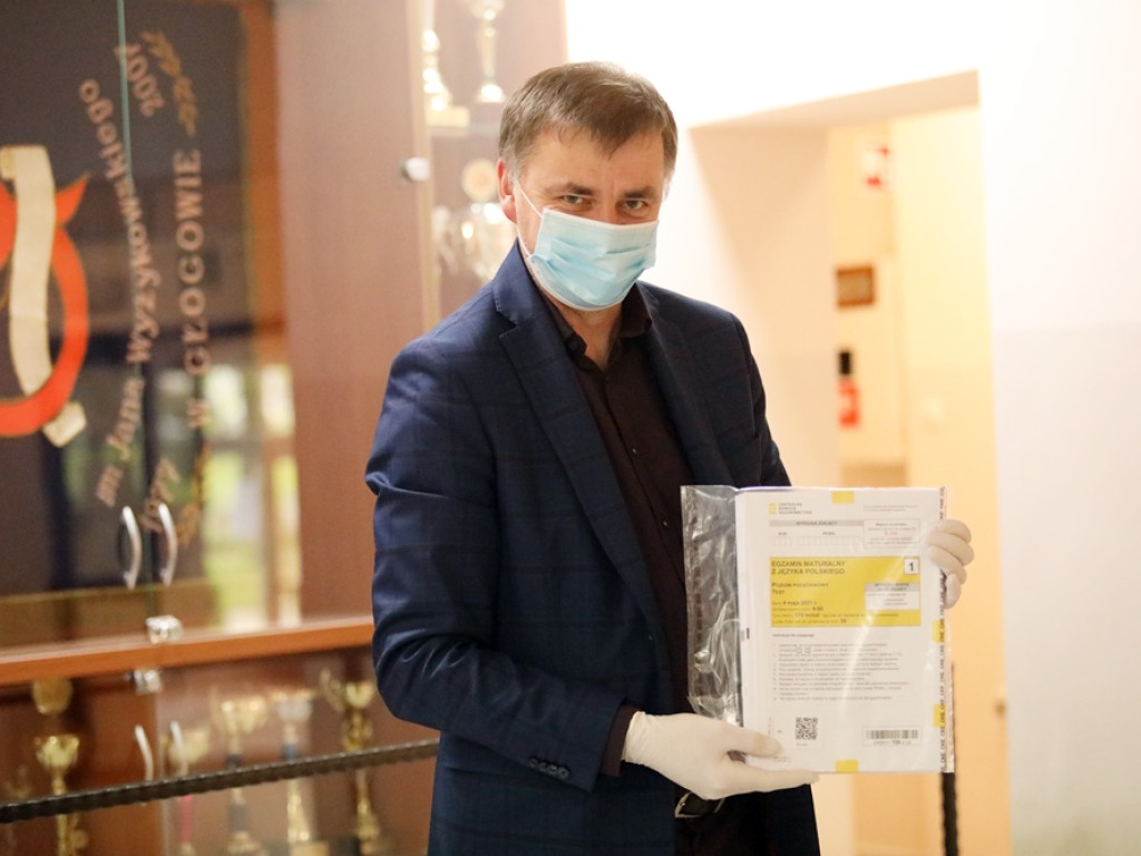 Do matury przygotowywali się w domach. Rozpoczął się pierwszy egzamin, ten z języka polskiego