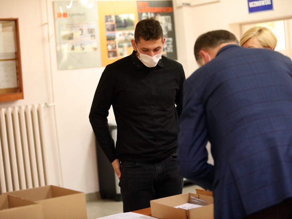 Do matury przygotowywali się w domach. Rozpoczął się pierwszy egzamin, ten z języka polskiego