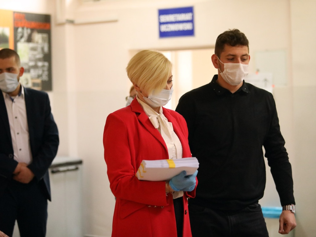 Do matury przygotowywali się w domach. Rozpoczął się pierwszy egzamin, ten z języka polskiego