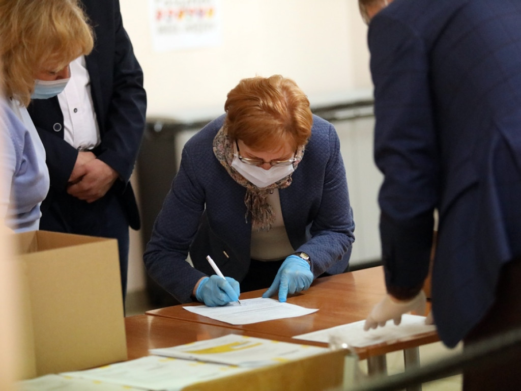 Do matury przygotowywali się w domach. Rozpoczął się pierwszy egzamin, ten z języka polskiego