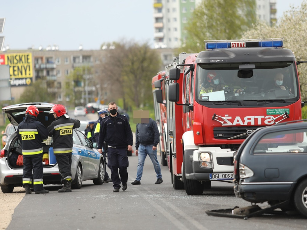 Auta roztrzaskane, dwie osoby w szpitalu