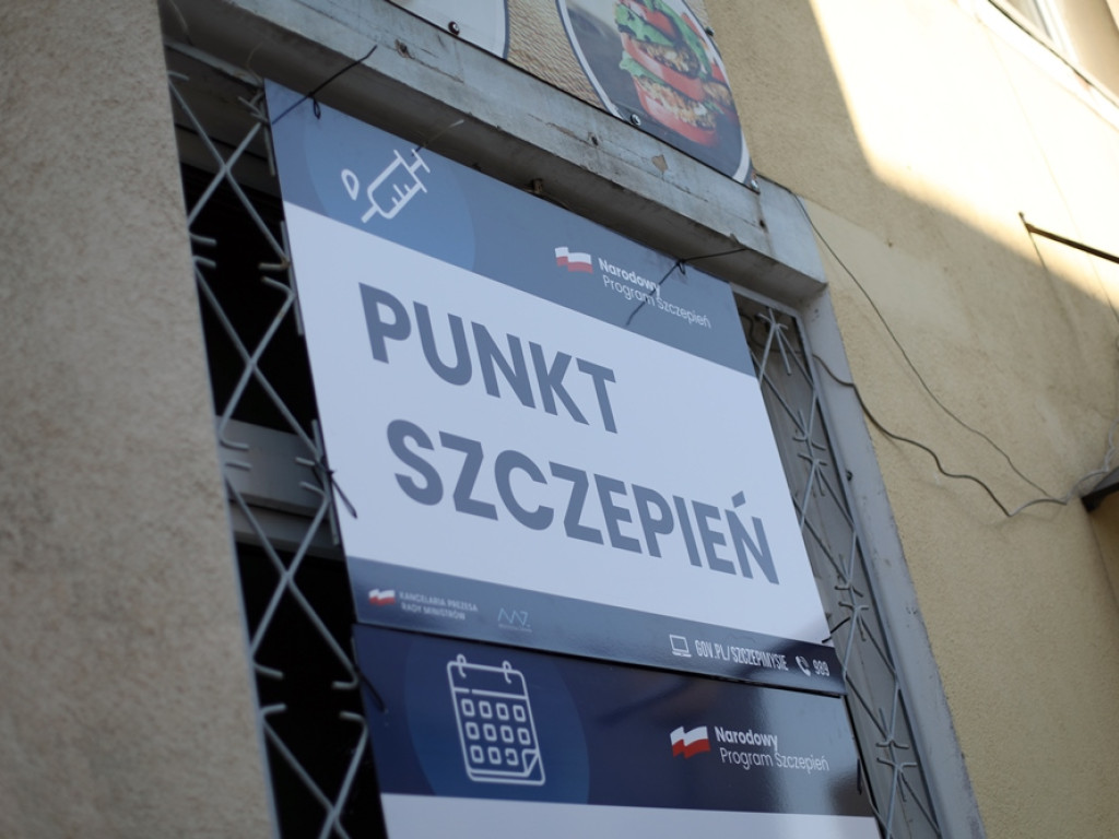 Ustawiali się w kolejce już przed ósmą. Rozpoczęły się szczepienia w klubie Mayday