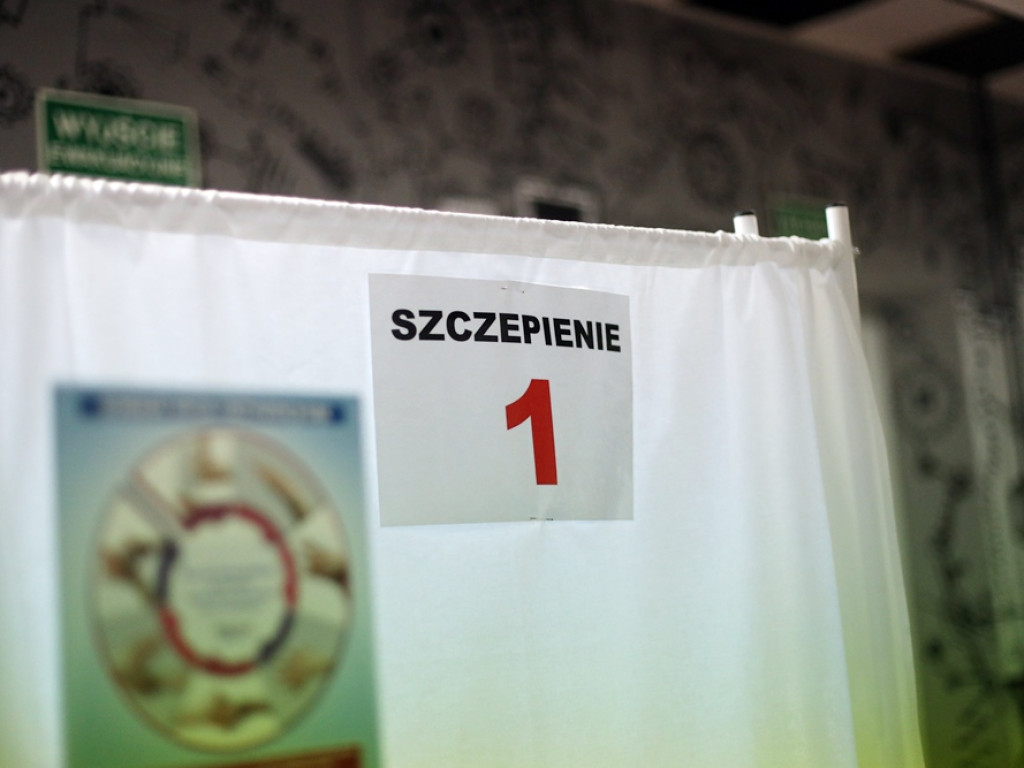 Ustawiali się w kolejce już przed ósmą. Rozpoczęły się szczepienia w klubie Mayday