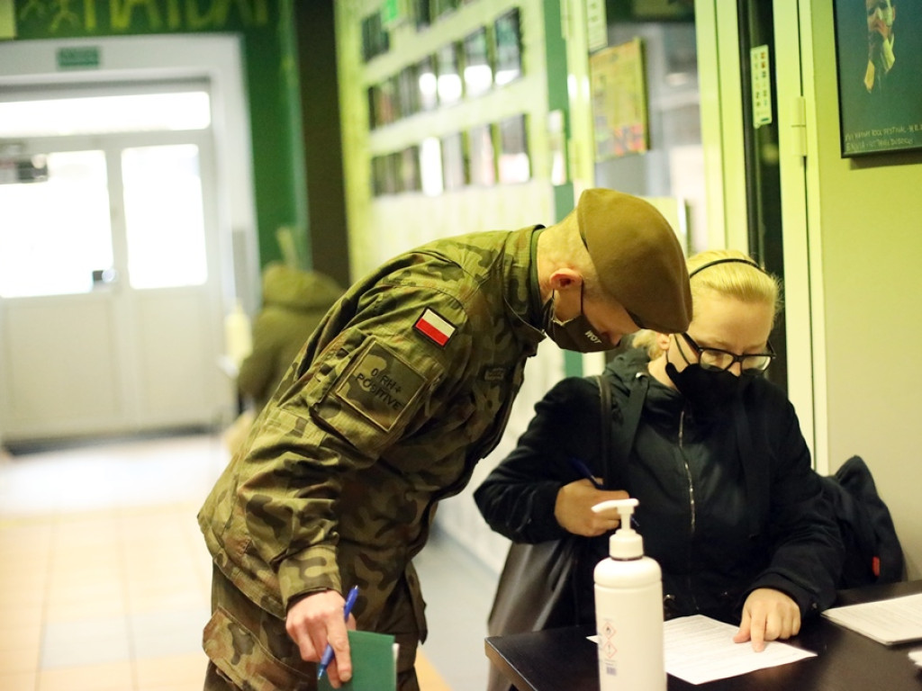 Ustawiali się w kolejce już przed ósmą. Rozpoczęły się szczepienia w klubie Mayday