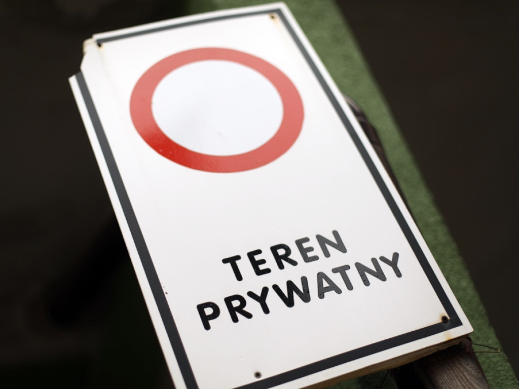 Taki garaż w centrum Starego Miasta stoi pusty. I to od lat! Został wystawiony na sprzedaż