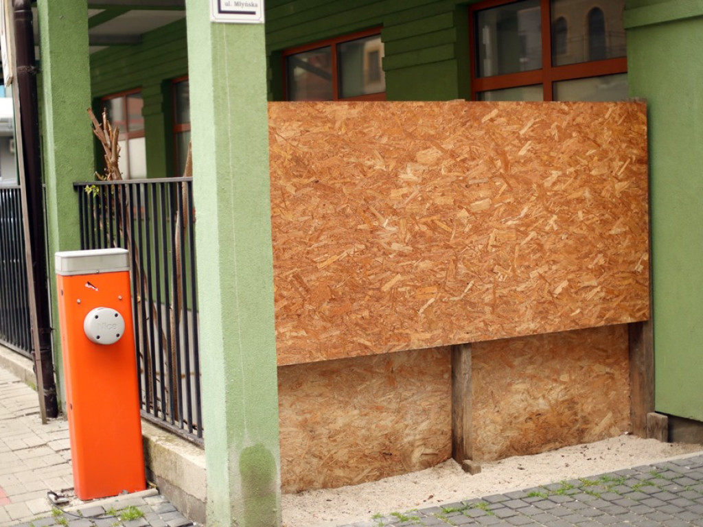 Taki garaż w centrum Starego Miasta stoi pusty. I to od lat! Został wystawiony na sprzedaż