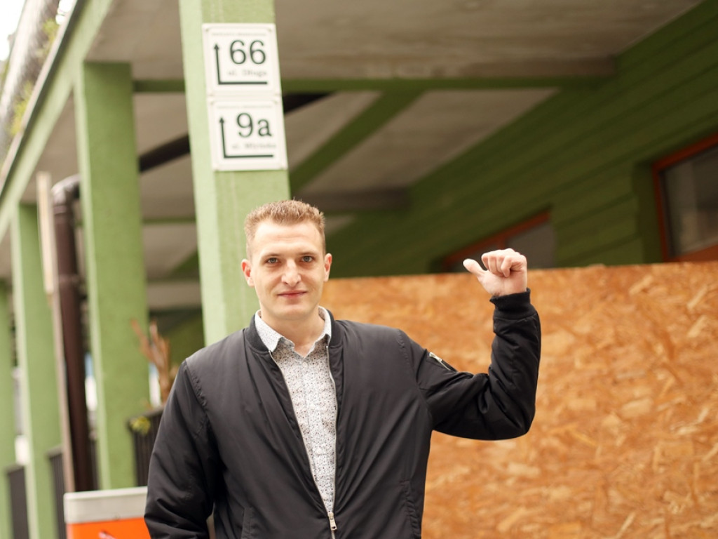 Taki garaż w centrum Starego Miasta stoi pusty. I to od lat! Został wystawiony na sprzedaż